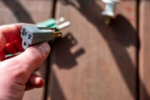 Using a 3-prong adapter to connect two power cords